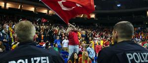 Polizisten bei Basketballpartie von Galatasaray Istanbul in Berlin.