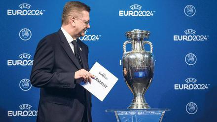 Zu seiner Freude. DFB-Präsident Reinhard Grindel möchte sich mit dem Turnier in sechs Jahren weiter profilieren. 