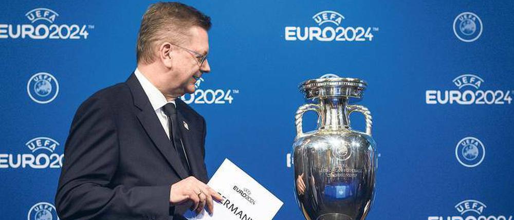 Zu seiner Freude. DFB-Präsident Reinhard Grindel möchte sich mit dem Turnier in sechs Jahren weiter profilieren.