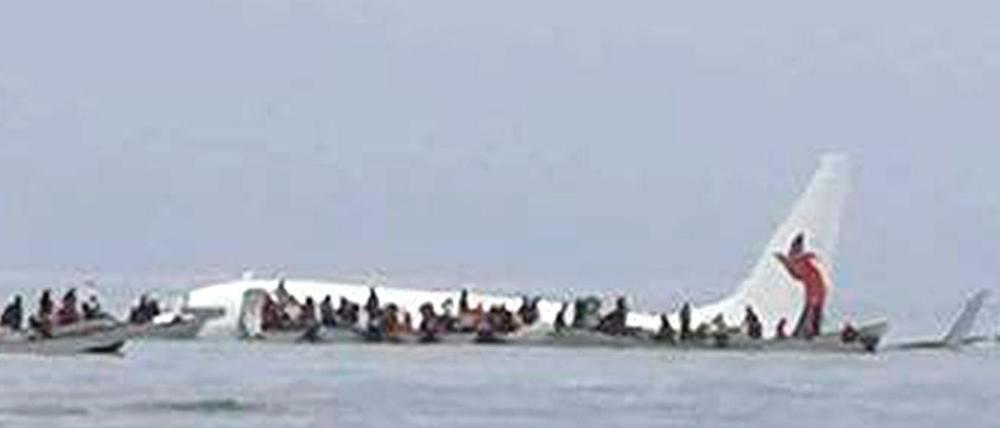 Das Passagierflugzeug im Pazifik, nachdem es mit 47 Passagieren an Bord die Landebahn verpasst hatte.