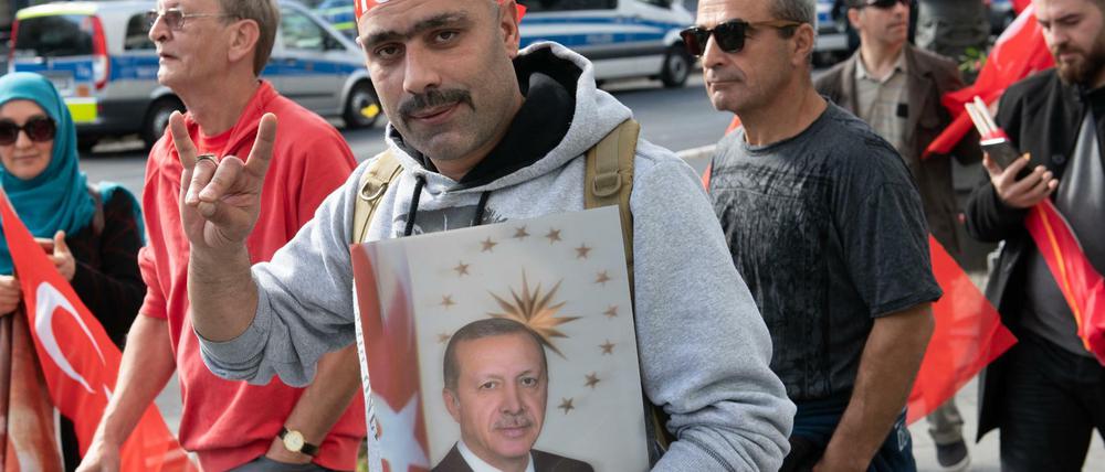 Ein Anhänger des türkischen Präsidenten Recep Tayyip Erdogan zeigt den nationalistischen Wolfsgruß.