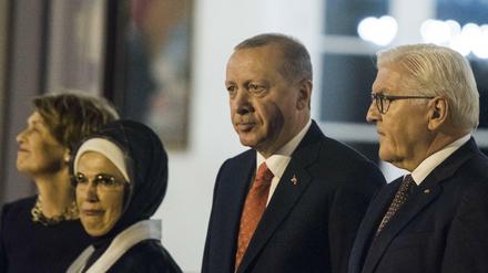 Bundespräsident Frank-Walter Steinmeier bei der Begrüßung des türkischen Staatspräsidenten Recep Tayyip Erdogan.