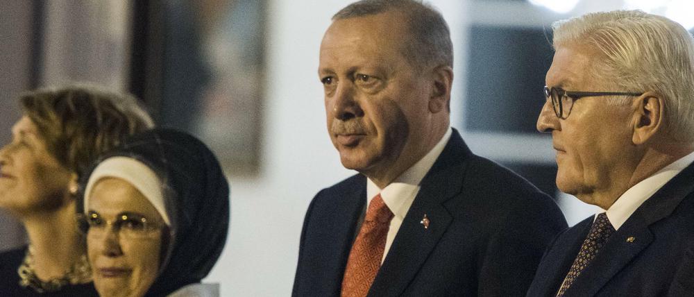 Bundespräsident Frank-Walter Steinmeier bei der Begrüßung des türkischen Staatspräsidenten Recep Tayyip Erdogan.