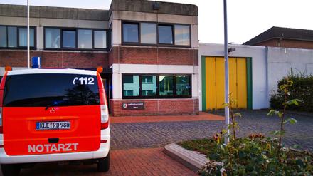 Ein Rettungswagen steht vor dem Eingang der JVA in Kleve.