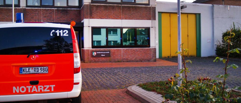 Ein Rettungswagen steht vor dem Eingang der JVA in Kleve.