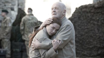 Vater und Tochter. Spät, zu spät erkennt Lear (Anthony Hopkins), dass Cordelia (Florence Pugh), seine jüngste Tochter, aufrichtig und loyal zu ihm war.