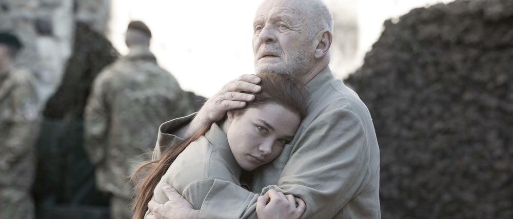 Vater und Tochter. Spät, zu spät erkennt Lear (Anthony Hopkins), dass Cordelia (Florence Pugh), seine jüngste Tochter, aufrichtig und loyal zu ihm war.