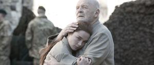 Vater und Tochter. Spät, zu spät erkennt Lear (Anthony Hopkins), dass Cordelia (Florence Pugh), seine jüngste Tochter, aufrichtig und loyal zu ihm war.