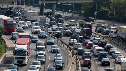 Politik und Industrie wissen nicht, wie sie den Verkehrsinfarkt verhindern wollen.