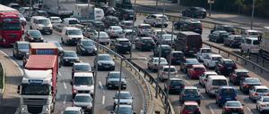 Politik und Industrie wissen nicht, wie sie den Verkehrsinfarkt verhindern wollen.