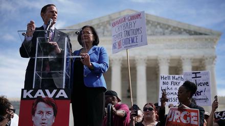 Die Senatoren Richard Blumenthal und Mazie Hirono bei einer Protestaktion vor dem Supreme Court in Washington. 