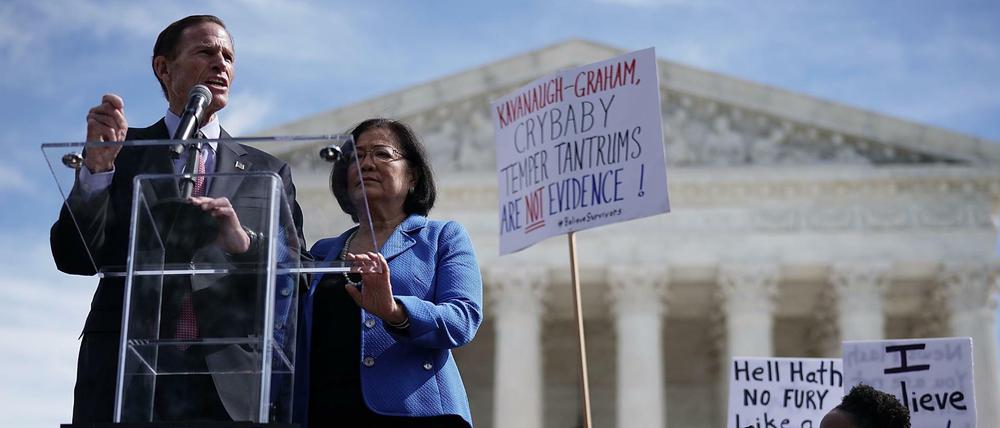 Die Senatoren Richard Blumenthal und Mazie Hirono bei einer Protestaktion vor dem Supreme Court in Washington.