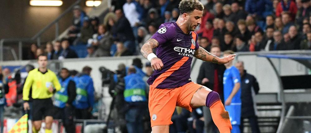 Fliegender Engländer. Leonardo Bittencourt (TSG 1899 Hoffenheim) gegen Kyle Walker (Manchester City).