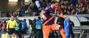 Fliegender Engländer. Leonardo Bittencourt (TSG 1899 Hoffenheim) gegen Kyle Walker (Manchester City).