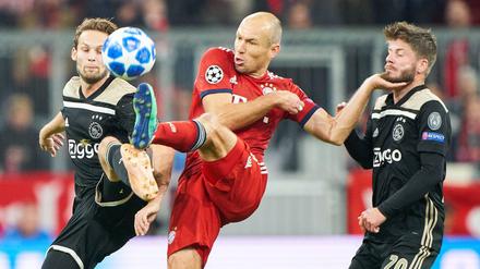 Bärtige Sache. Arjen Robben (Mitte) mit interessanten Mitteln im Zweikampf.