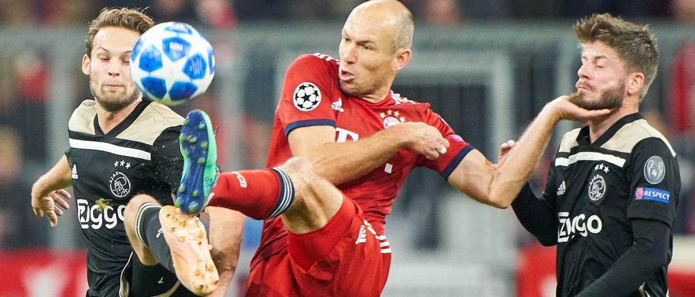 Bärtige Sache. Arjen Robben (Mitte) mit interessanten Mitteln im Zweikampf.