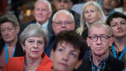 Theresa May (l), Premierministerin von Großbritannien, sitzt neben ihrem Ehemann Philip (r) beim Parteitag der Konservativen.