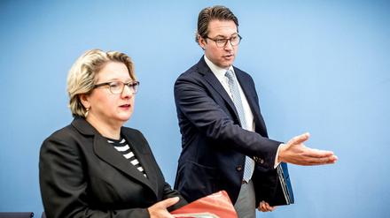 Betont gut gelaunt stellten Bundesumweltministerin Svenja Schulze und Bundesverkehrsminister Andreas Scheuer das Konzept zu Diesel-Nachrüstungen vor.