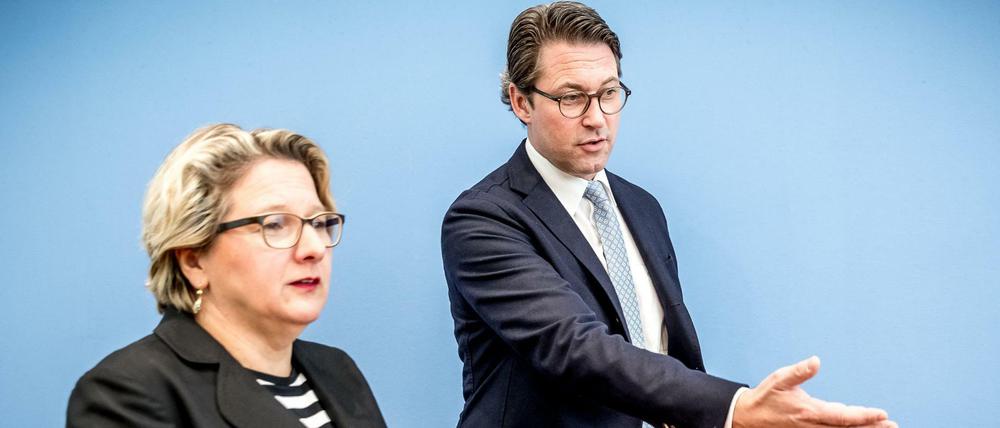 Betont gut gelaunt stellten Bundesumweltministerin Svenja Schulze und Bundesverkehrsminister Andreas Scheuer das Konzept zu Diesel-Nachrüstungen vor.