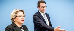Betont gut gelaunt stellten Bundesumweltministerin Svenja Schulze und Bundesverkehrsminister Andreas Scheuer das Konzept zu Diesel-Nachrüstungen vor.