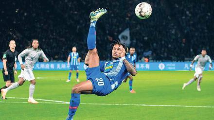 Ungewohnte Technik. In dieser Spielzeit verblüfft Hertha, hier Valentino Lazaro, das Publikum mit besonderen Fertigkeiten und Einlagen. 