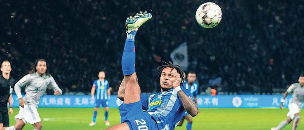 Ungewohnte Technik. In dieser Spielzeit verblüfft Hertha, hier Valentino Lazaro, das Publikum mit besonderen Fertigkeiten und Einlagen.