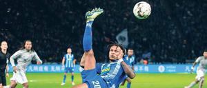Ungewohnte Technik. In dieser Spielzeit verblüfft Hertha, hier Valentino Lazaro, das Publikum mit besonderen Fertigkeiten und Einlagen. 