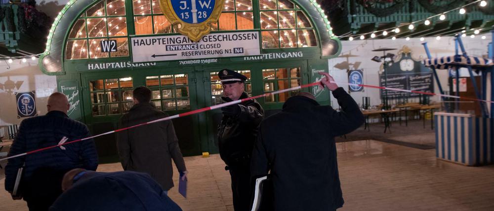 Polizisten kommen auf dem Oktoberfestgelände am Augustiner-Zelt zu einem Tatort.