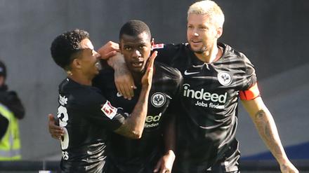 Der Dosenöffner. Die Frankfurter jubeln über Evan Ndickas (M.) 1:0.