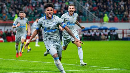 Doch noch geschafft: Torschütze Schalkes Torschütze Weston McKennie (M) bejubelt das Tor zum 0:1.