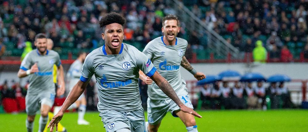 Doch noch geschafft: Torschütze Schalkes Torschütze Weston McKennie (M) bejubelt das Tor zum 0:1.