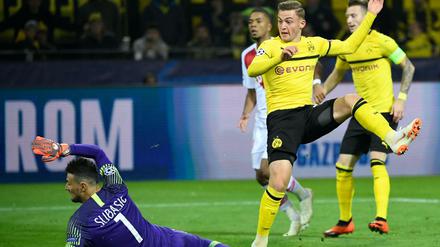 Das Schützenfest ist eröffnet: Jacob Bruun Larsen schießt das erste Tor für Borussia Dortmund.