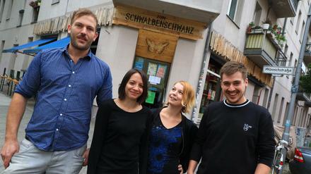 Quelle im Kiez. Marius, Marion, Hanna und Flo von der Kneipe „Zum Schwalbenschwanz“ in Lichtenberg.