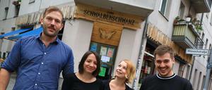 Quelle im Kiez. Marius, Marion, Hanna und Flo von der Kneipe „Zum Schwalbenschwanz“ in Lichtenberg.