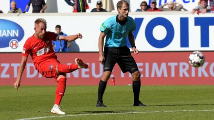 Zum Zungeschnalzen. Marc Schnatterer erzielt das 3:2 für Heidenheim.