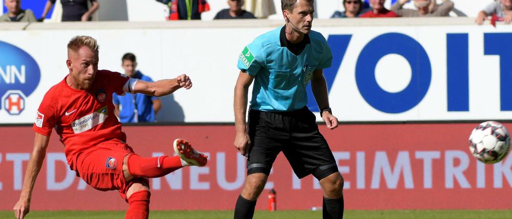 Zum Zungeschnalzen. Marc Schnatterer erzielt das 3:2 für Heidenheim.