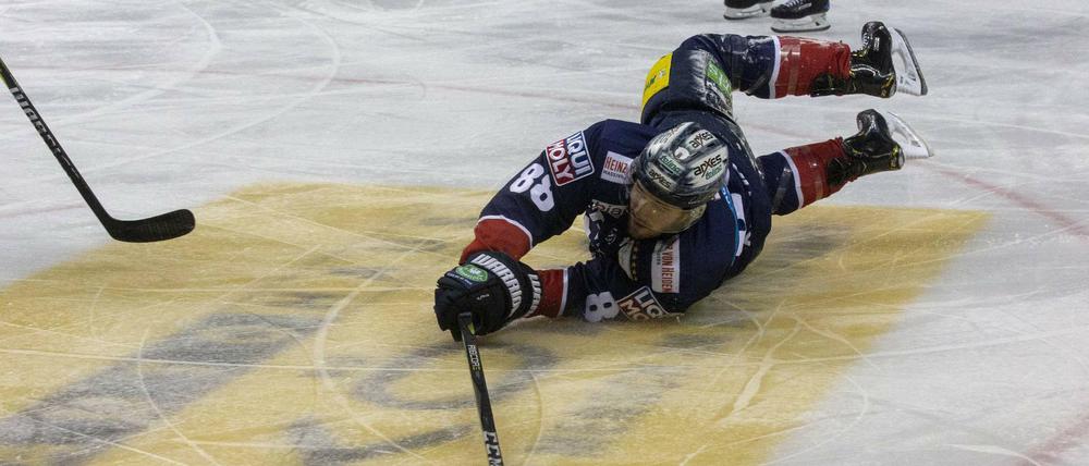 Die Eisbären, hier James Sheppard bleiben in Straubing ohne Zähler. 