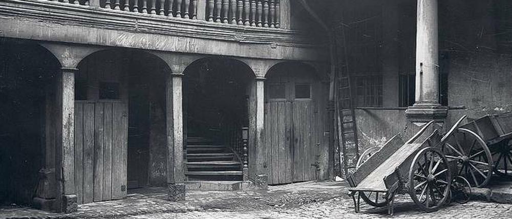 Vor seiner Zerstörung. Der Hof des „Goldenen Lämmchens“, 1904.