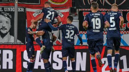 Die Mannschaft von Berlin jubelt nach dem Treffer zum 0:2 gegen Ingolstadt.