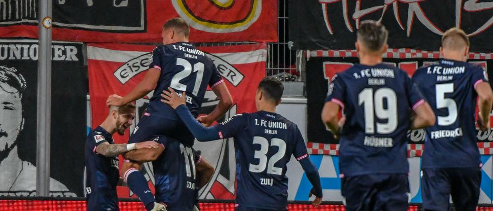 Die Mannschaft von Berlin jubelt nach dem Treffer zum 0:2 gegen Ingolstadt.