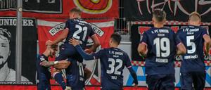 Die Mannschaft von Berlin jubelt nach dem Treffer zum 0:2 gegen Ingolstadt.