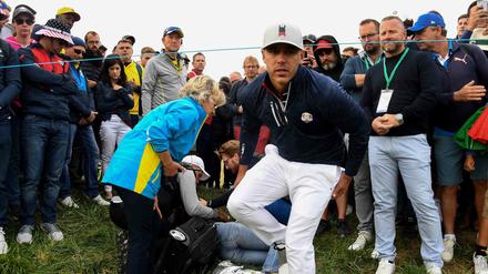 Der besorgte Golfer Brooks Koepka am Ort des Geschehens. 