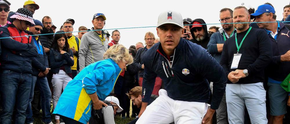 Der besorgte Golfer Brooks Koepka am Ort des Geschehens.