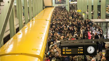 In der Berliner U-Bahn sieht man Fahrgäste mit Messer nicht so gern (Symbolbild).