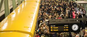 In der Berliner U-Bahn sieht man Fahrgäste mit Messer nicht so gern (Symbolbild).