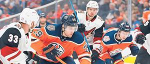 Ein Deutscher in Nordamerika. Stürmerstar Leon Draisaitl trifft im Rahmen der „Global Fan Tour“ der NHL am Mittwoch mit seinen Edmonton Oilers in Köln auf seinen Vater Peter Draisaitl, der die Haie trainiert.