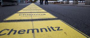 Das Ortsschild von Chemnitz ist im Band der Einheit mit den Ortsnamen aller 11.040 deutschen Städte und Gemeinden auf dem Gelände für die Feierlichkeiten zum Tag der Deutschen Einheit.
