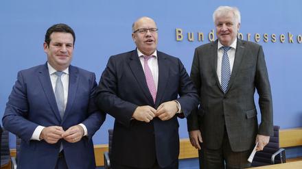 Demonstrieren Einigkeit (v.l.): Arbeitsminister Hubertus Heil (SPD), Wirtschaftsminister Peter Altmaier (CDU) und Innenminister Horst Seehofer (CSU).