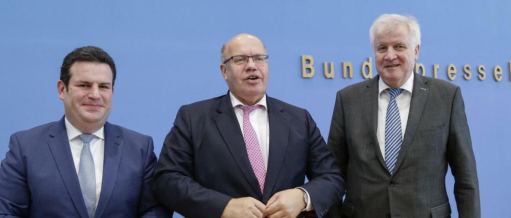 Demonstrieren Einigkeit (v.l.): Arbeitsminister Hubertus Heil (SPD), Wirtschaftsminister Peter Altmaier (CDU) und Innenminister Horst Seehofer (CSU).