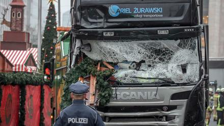 Ein Polizist steht vor dem Tatfahrzeug am Weihnachtsmarkt am Breitscheidplatz.